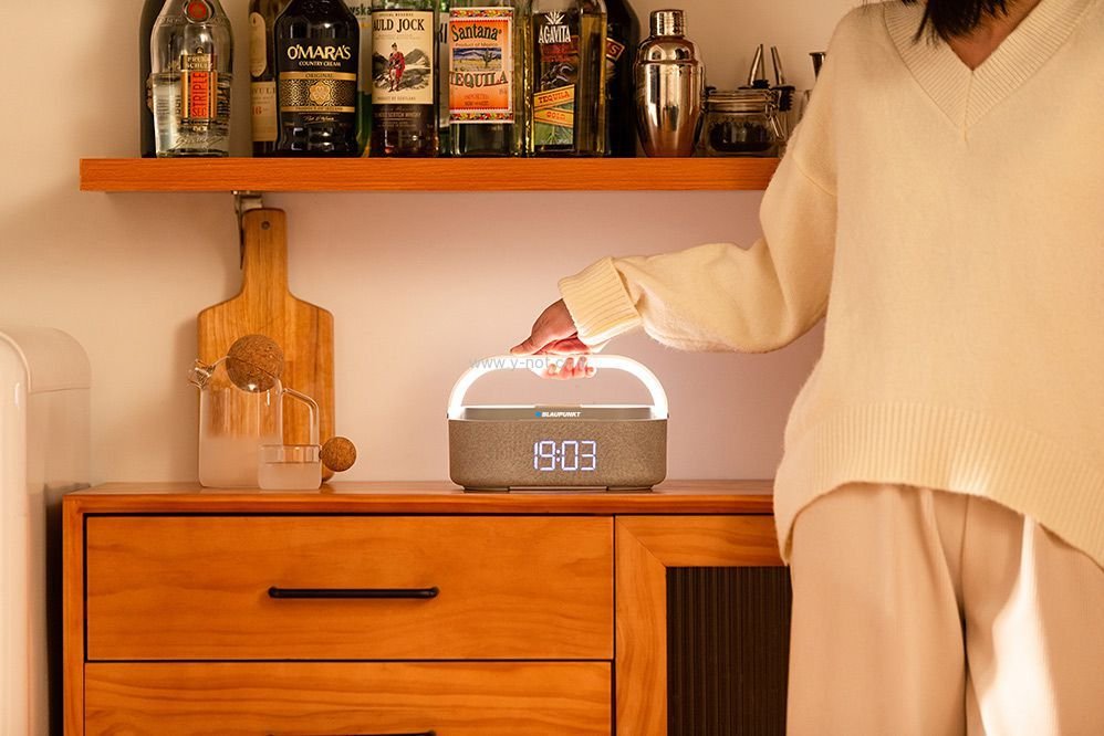רדיו שעון מעוצב עם תאורת לד ומשטח טעינה אלחוטית מבית Blaupunkt – תמונה 3
