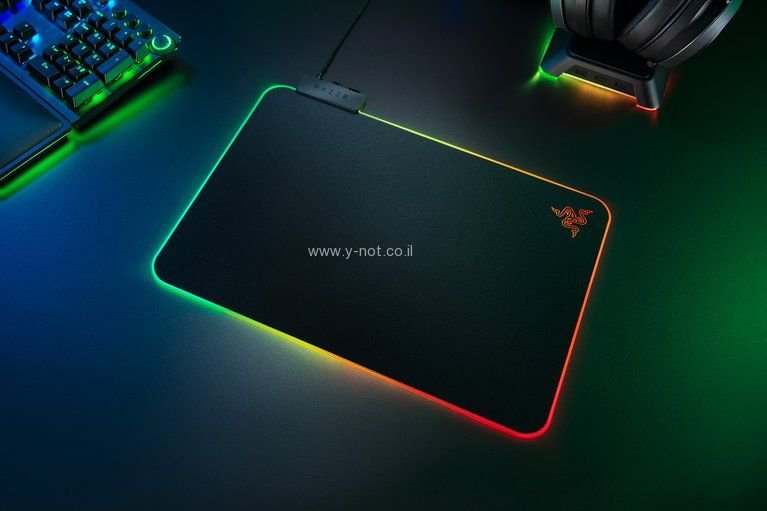 משטח לעכבר קשיח מואר RAZER Firefly V2 Chroma 355x255mm