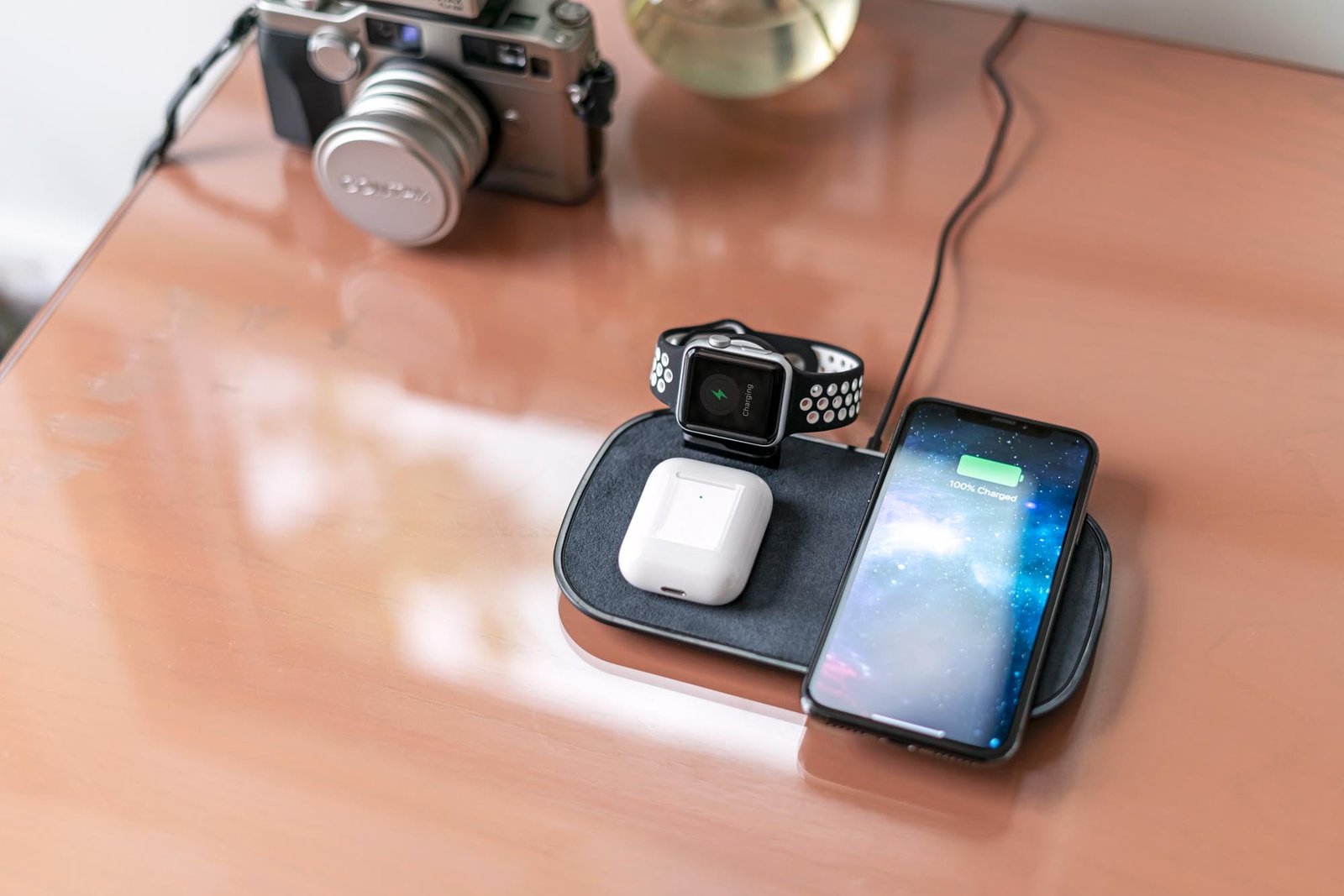 משטח טעינה אלחוטי Mophie להטענת 3 מוצרים בו זמנית גימור יקרתי