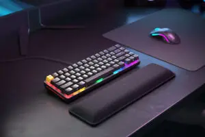 מקלדת מכאנית Glorious GMMK V2 65% (Pre-Built) בצבע שחור / לבן – תמונה 4