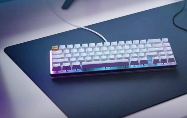 מקלדת מכאנית Glorious GMMK V2 65% (Pre-Built) בצבע שחור / לבן