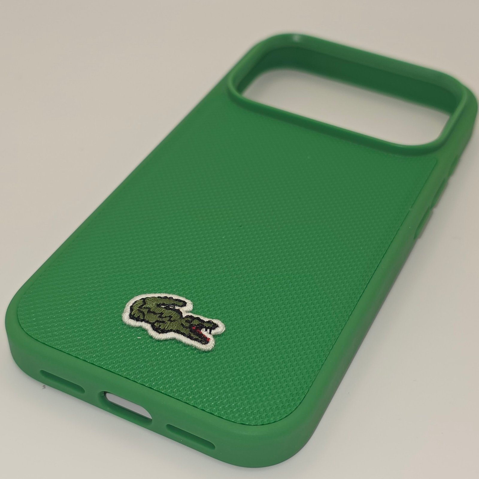 חבילת פרימיום לאייפון 17 פרו מקס: כיסוי LACOSTE MagSafe ירוק + כבל C to C איכותי לטעינה מהירה – תמונה 5